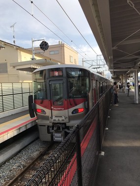 JR西日本が運行する227系車両の方向幕に「カープ坊や」が登場（写真提供：貨物広島2017年度長月(連覇達成)　＠jrf_hiroshima　さん）