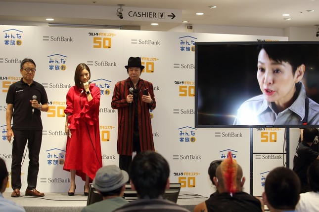 新CMを見守る出演者と宮内社長