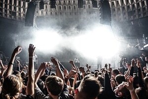 16歳少女、肺と気道に穴が開いた！　原因はワン・ダイレクションのライブ...