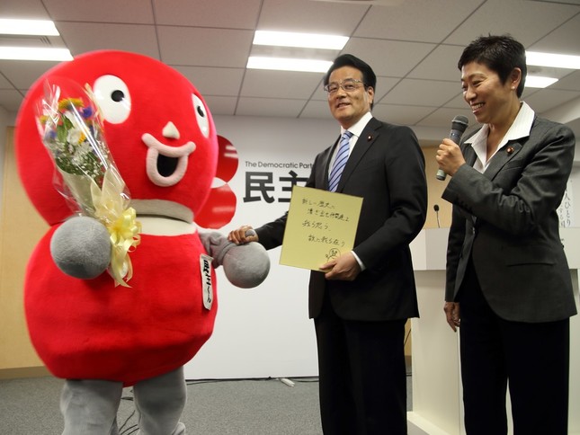 最後の民主党代表会見にて。岡田克也氏、辻元清美氏と（2016年3月撮影）