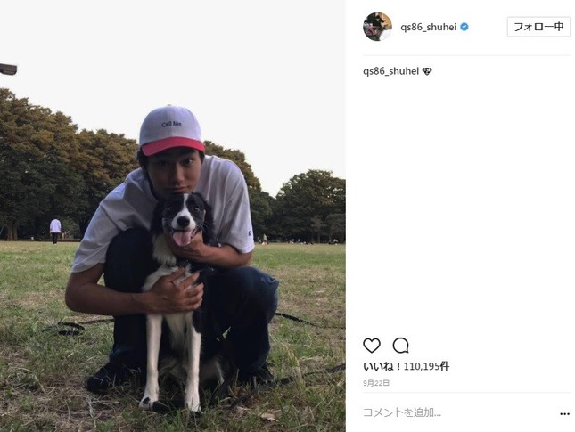 愛犬スヌープくんを後ろから抱きしめる野村周平さん（写真は野村周平さんのインスタグラムより）