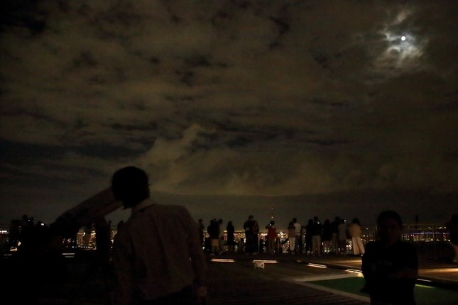 多くの人が東京の夜景とともに「観月会」を楽しんだ