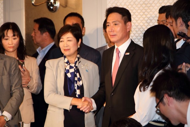 記者会見した希望の党の小池百合子代表と民進党の前原誠司代表。小池氏は衆院選出馬を改めて否定した