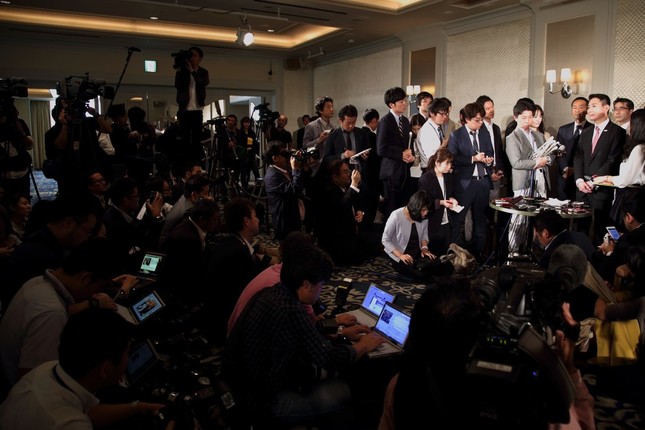 多くの報道陣が集まったため、ぶら下がり会見は急きょホテルの部屋で行われることが決まった
