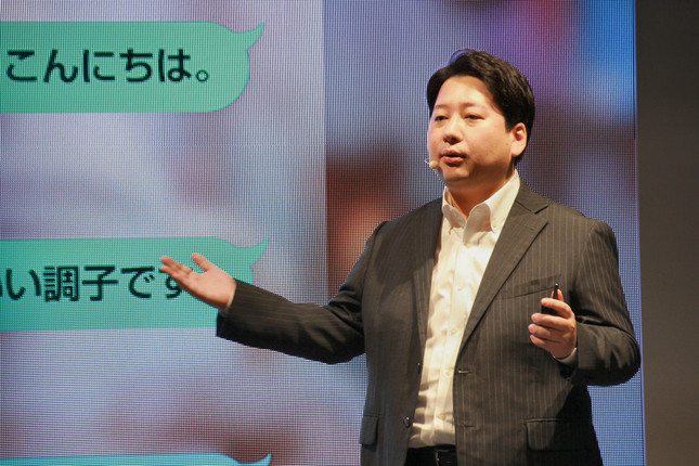 会見でプレゼンするLINEの舛田淳CSMO
