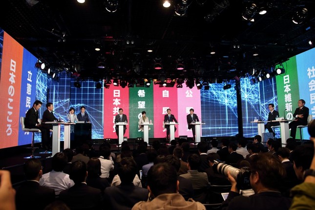 討論会には与野党8党の党首が出席した