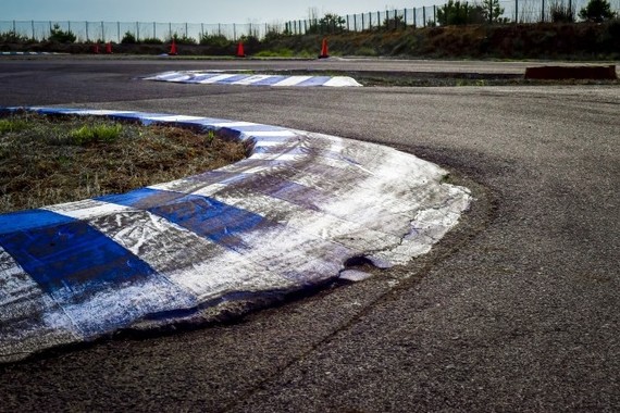 ドリフトは今や世界大会が行われるほどになった（画像はイメージ）
