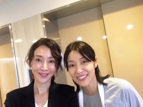 稲森いずみさんと水野美紀さん（画像は公式ブログのスクリーンショット）
