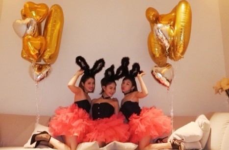 友達との3ショット（画像は公式ブログに投稿された1枚のスクリーンショット）