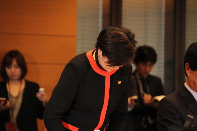 懇談会の冒頭あいさつで頭を下げた小池百合子代表（同）