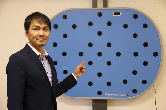 飯田さんのジムには、ビジョントレーニングの機器が置かれている
