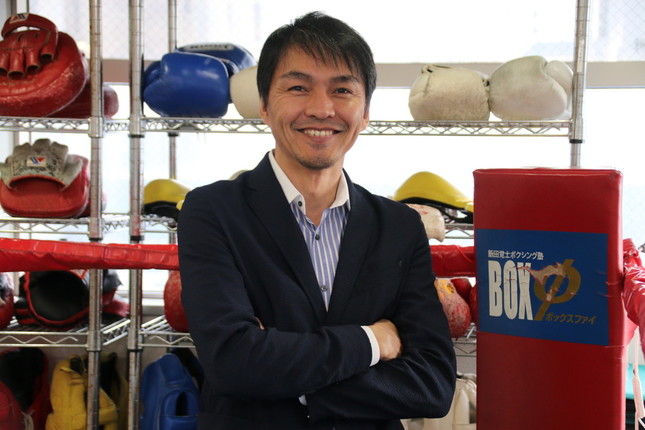 ジムにある「リング」で微笑む飯田さん
