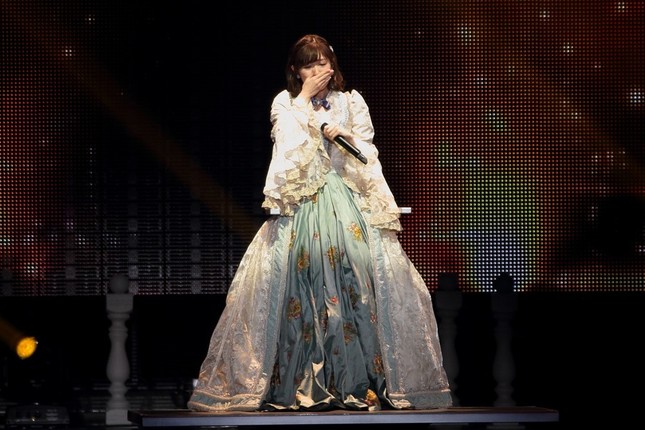 渡辺麻友さんは1曲目の「初日」から涙を見せた
