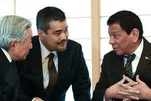 過激言動のドゥテルテ大統領、習近平氏の前で「ガム」　天皇陛下の前では...？