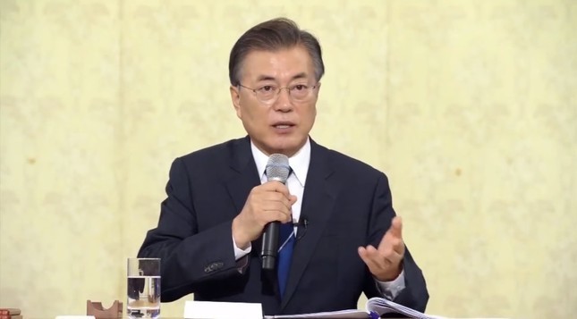 就任後初の記者会見に臨む韓国の文在寅（ムン・ジェイン）大統領。（写真は大統領府の動画から）
