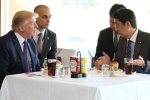 「トランプにハンバーガー」論争の余波　ミキティに批判と同情