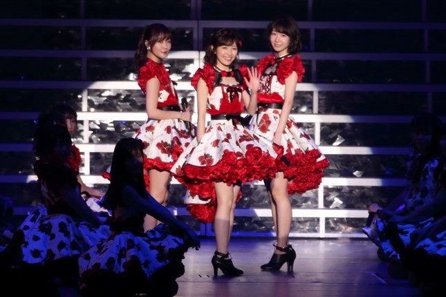 左から指原莉乃さん、渡辺麻友さん、柏木由紀さん。3人とも2018年の選抜総選挙には出馬しない（2017年10月撮影）