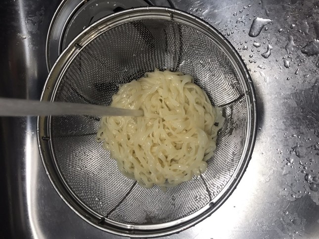 ざるにあけ、流水で締める