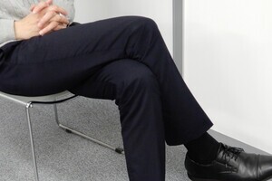 電車で足組みしてたら「前の人に蹴られた」　そんなにダメな行為？マナー講師に聞く