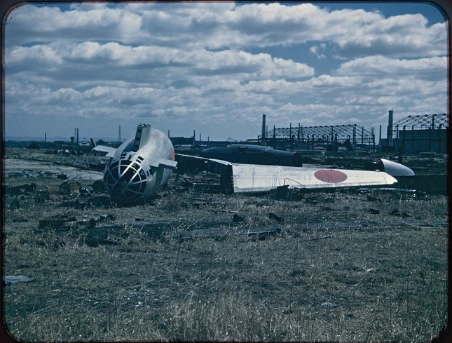 撮影場所不明。大戦初期の名機といわれた「一式陸上攻撃機」の残骸が放置されている
