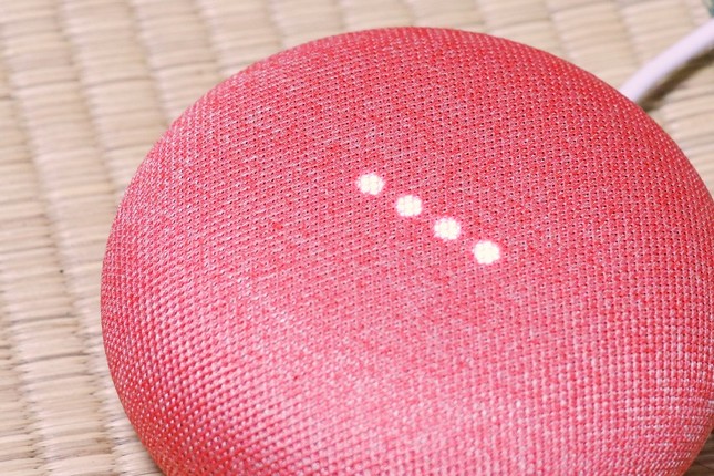 「OK Google」と呼びかけると、上部が光る