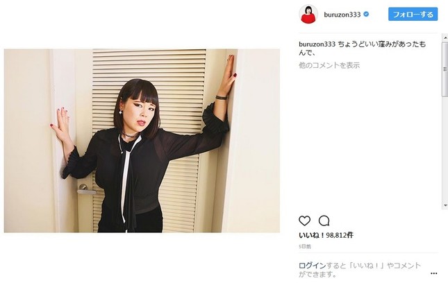 ドアの前でポーズをとる現在のブルゾンちえみさん（画像は公式インスタグラムのスクリーンショット）