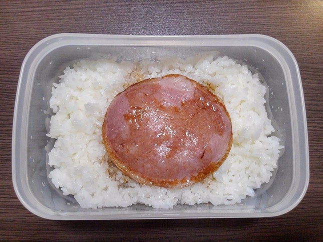 おかずはハムだけ！「ハードコア弁当」話題に（画像はホイップ坊やさんのツイッターより）