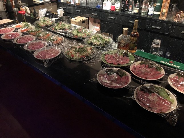 予約客のために作った30人分の料理の一部（画像は店の公式ツイッターより）