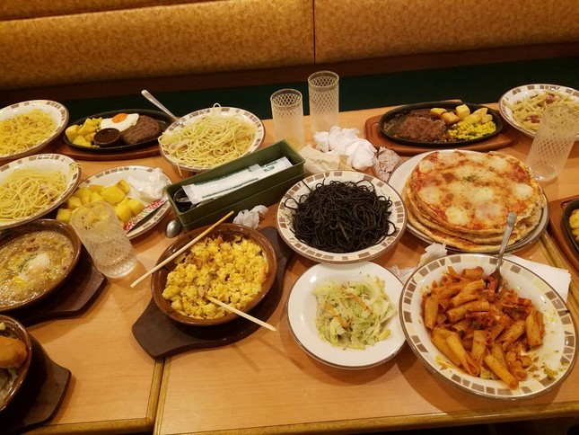 テーブルの上に残った大量の食べ残し。画像は伊藤初美（＠hatsu823）さん提供