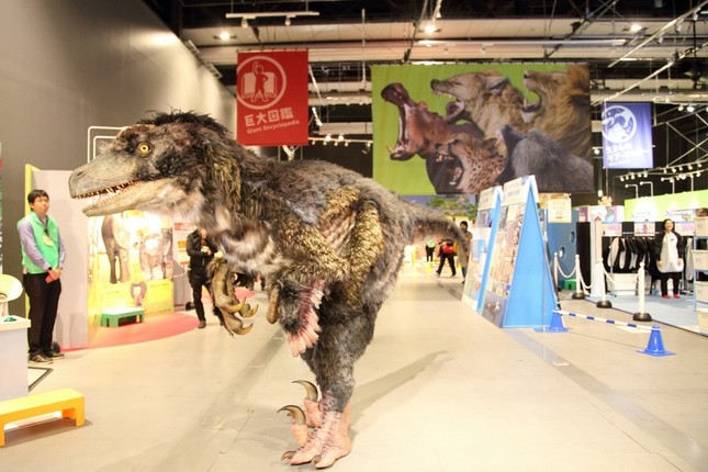 恐竜が会場内を歩き回るショー「DINO-A-LIVE」も行われる