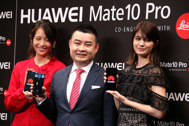 新製品を手にするファーウェイの呉波氏（中央）。フリーアナウンサーの青木裕子さん（左）、モデルのマギーさん（右）と共に
