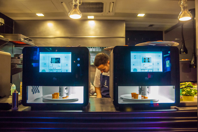 「FOODINI」で料理を「印刷」する（photo credit：Natural Machines）
