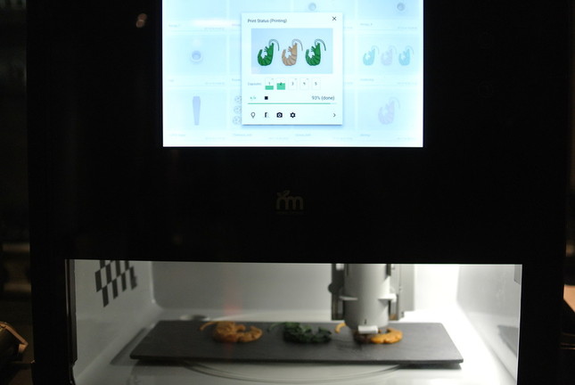 「FOODINI」で料理を「印刷」する（photo credit：Natural Machines）
