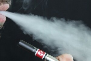 「電子タバコは禁煙に役立つ」論にトドメ　電子タバコの若者の半数が紙巻きタバコに