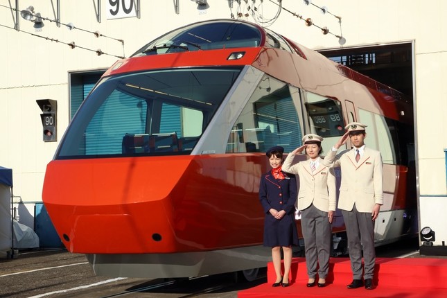 報道陣にお披露目された新型ロマンスカー「70000形」（GSE）。ロマンスカーに新型車両がお目見えするのは10年ぶりだ
