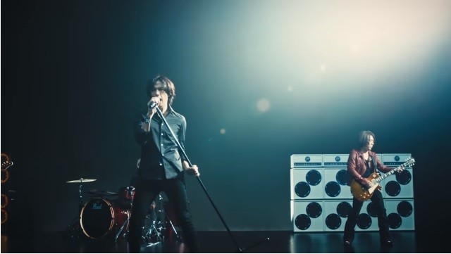 「Still Alive」の公式プロモーション動画でも見られる（画像は、YouTube動画のスクリーンショット）