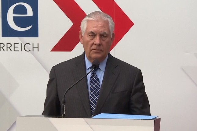 ティラーソン国務長官は記者会見で大使館移転を「急いでやるわけではない」と述べた（写真は米国務省の動画から）