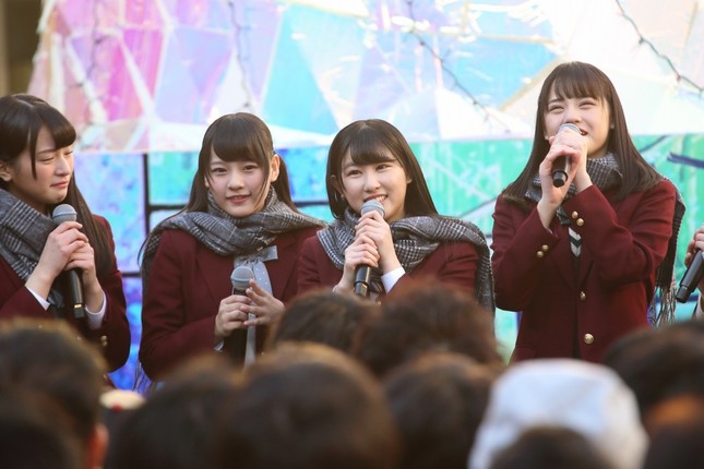 リーダーに指名されて意気込みを語る「＝LOVE」（イコールラブ）の山本杏奈さん（右から2番目）。一番右はセンターポジションの高松瞳さん