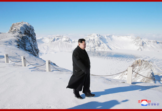 朝鮮中央通信が配信した写真には、カメラマンらしき影が写っているカットもある