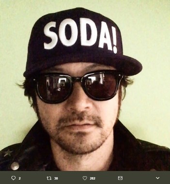 4人組バンド「SODA!」のボーカルとしても活躍する浅野忠信さん（画像は浅野忠信さんのツイッターより）