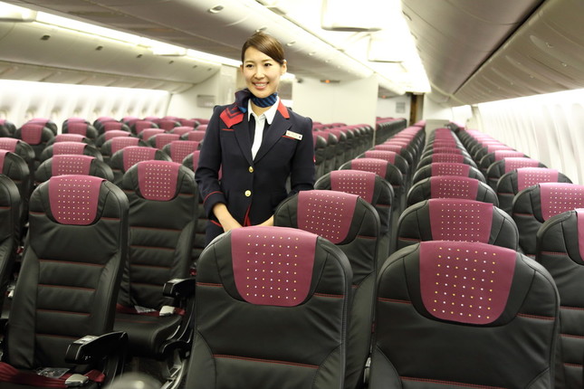 こちらが現行のJALの国内線の座席。普通席でも本革を使っているのが売りだ
