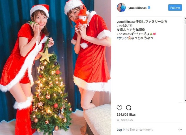 サンタコスを披露した（左）木下優樹菜さん（画像は公式インスタグラムのスクリーンショット）