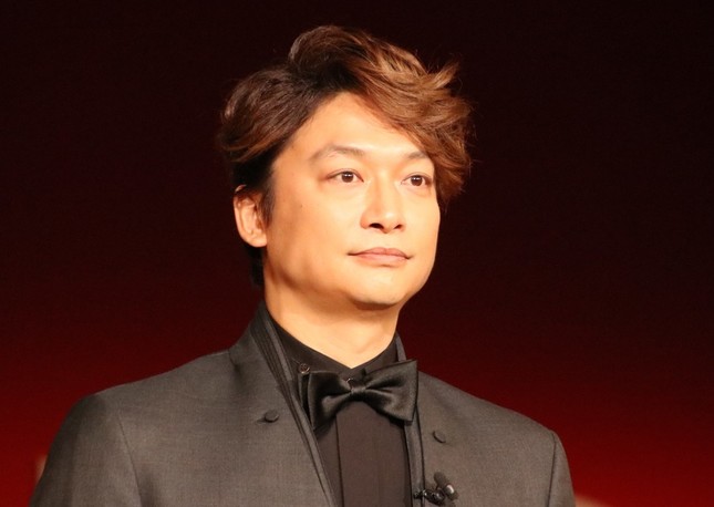 香取慎吾さん「出勤の人の流れ見て　色がないなぁ．と」（2017年12月撮影）