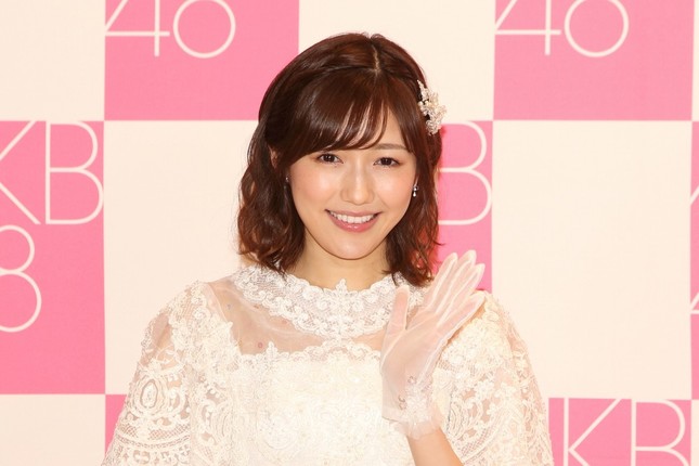 記者会見する渡辺麻友さん。おなじみの「いただきまゆゆ！」のキャッチフレーズで会見を締めくくった
