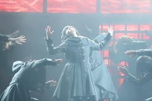 けん玉失敗、倒れる欅坂...　2017年紅白「演出」、前回と比べた評価は？