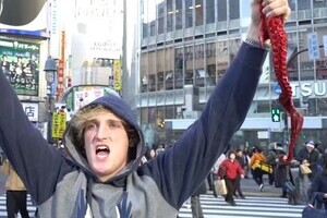 青木ヶ原だけじゃなかった...米人気YouTuber、東京でも顰蹙行為　築地でトラック飛び乗り、渋谷でタコを！