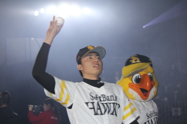 ファンにボールを投げ込む田中正義投手