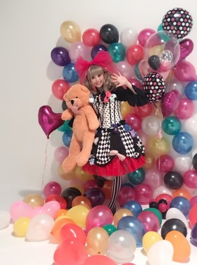 ノリノリで撮影に挑む橋本さん（画像は公式ブログのスクリーンショット）