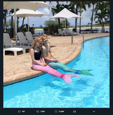 話題になったグアム旅行時の写真（画像はぺこさん公式ツイートのスクリーンショット）