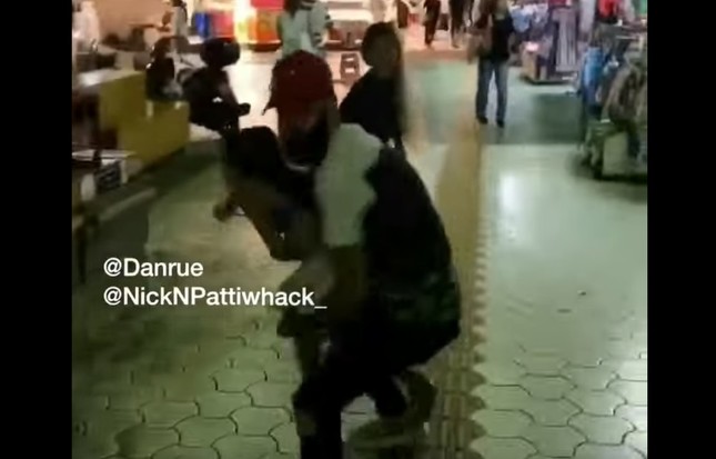 赤い帽子の男性がダン氏。女の子を抱き上げ、連れ去ろうとしている（画像はNick ＆ DanのYouTube動画より）